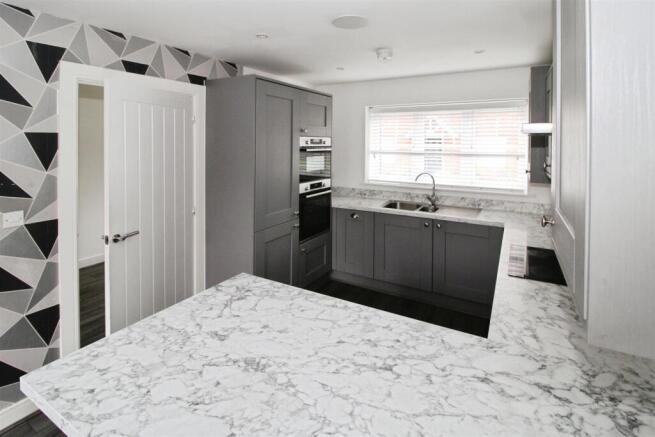 Kitchen/Breakfast Bar