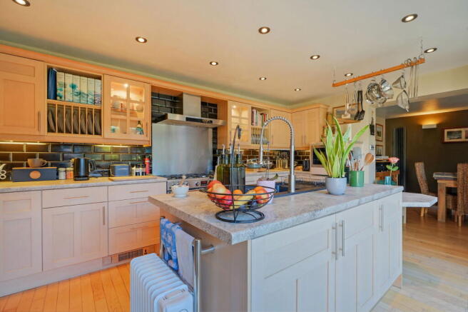 4 bed Detached for sale Image 8