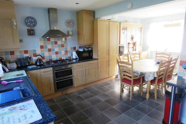 KITCHEN/DINING ROOM