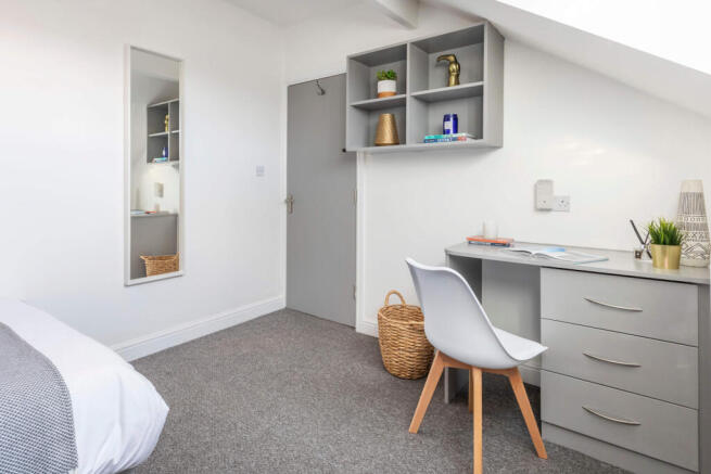 6 bed House to rent Image 8