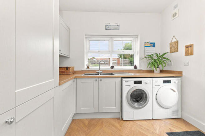5 bed Detached for sale Image 9