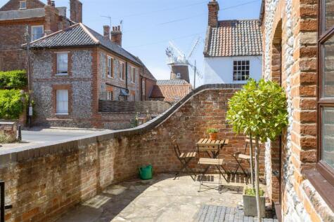 A beautiful cottage with parking in Cley Next The Sea