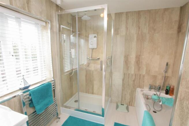 LARGE 4 PIECE BATHROOM