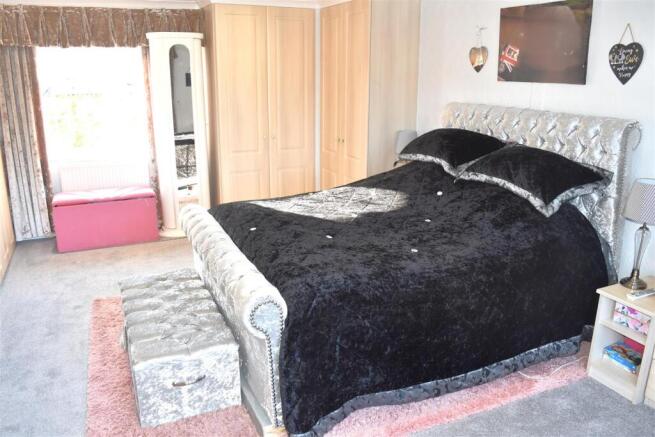 2 bed Park Home for sale Image 11