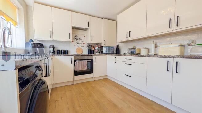 4 bed Detached for sale Image 8