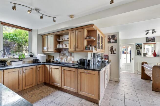4 bed Detached for sale Image 6