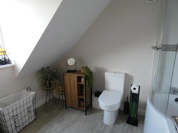 ENSUITE BATHROOM