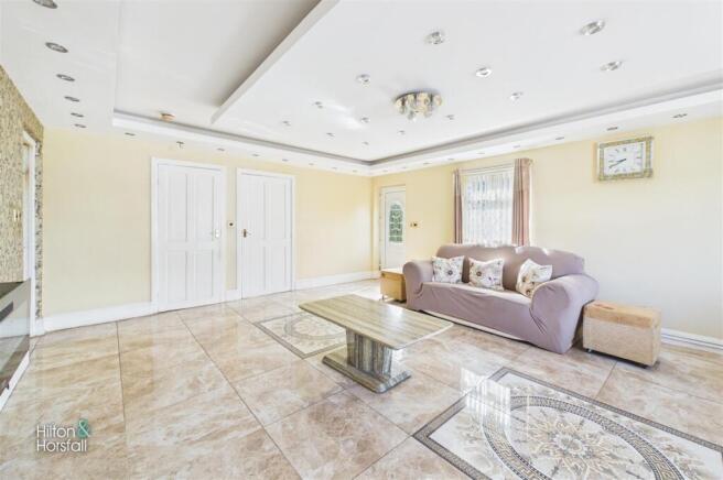 5 bed Detached for sale Image 6