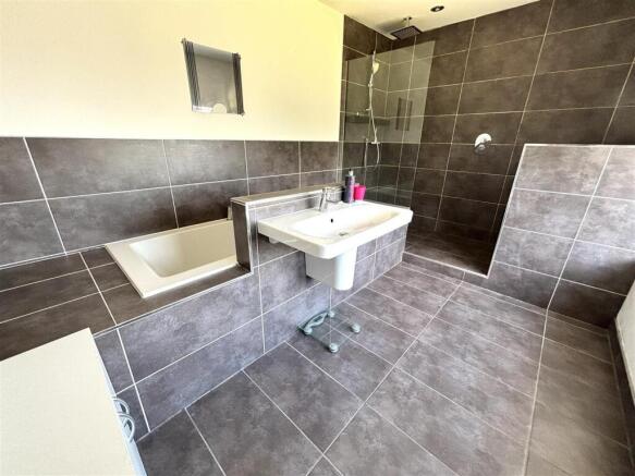 6 bed Character Property for sale Image 10