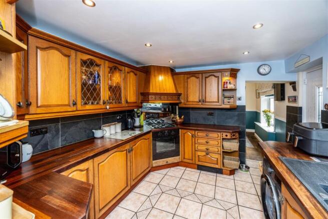 4 bed Semi-Detached for sale Image 5