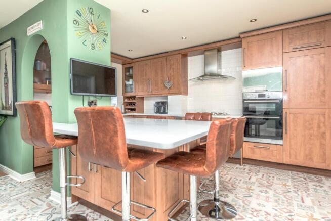 6 bed Detached for sale Image 8