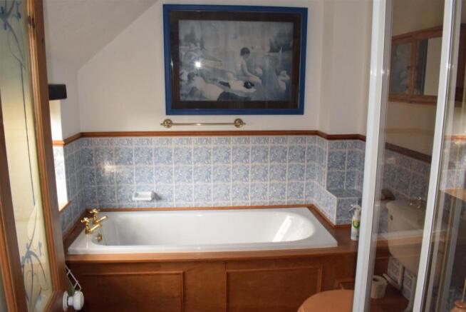 83 Family Bathroom.jpg