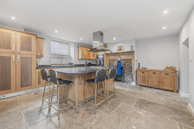 5 bed Terraced for sale Image 4