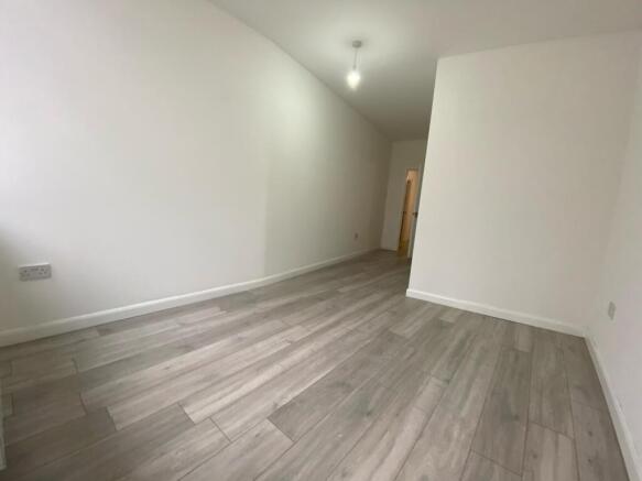 3 bed Apartment to rent Image 4