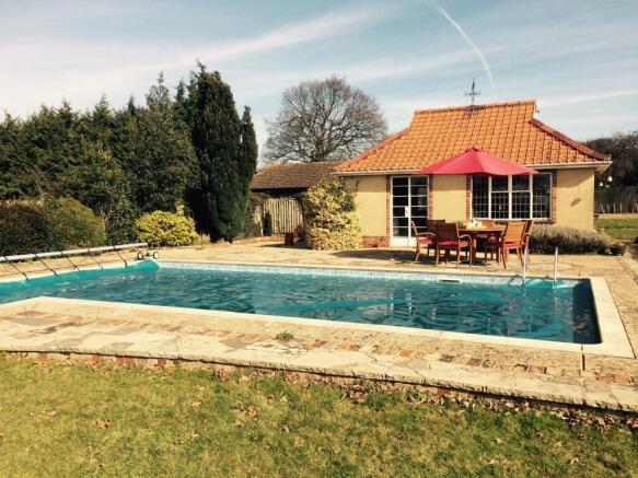 POOL & SUMMER HOUSE