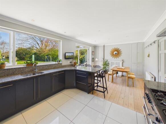 5 bed Detached for sale Image 10