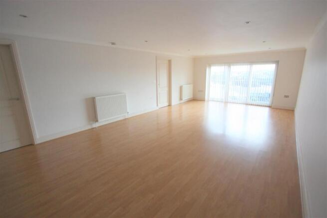 14 Longshore Apartments Lounge