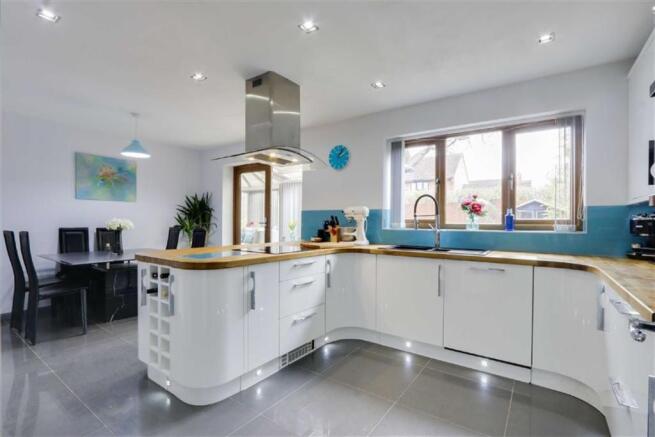 RE-FITTED KITCHEN/BREAKFAST ROOM