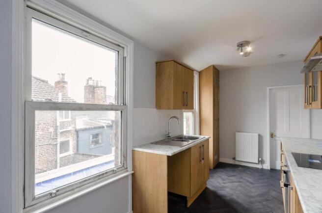 3 bed Flat to rent Image 4