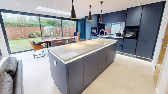 5 bed Detached for sale Image 6