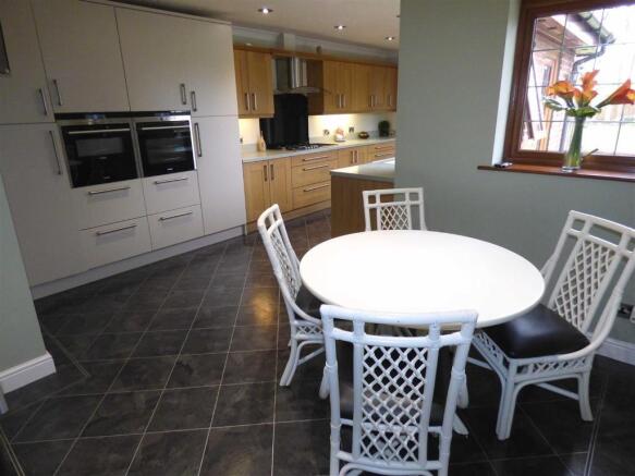 L SHAPED KITCHEN/BRE