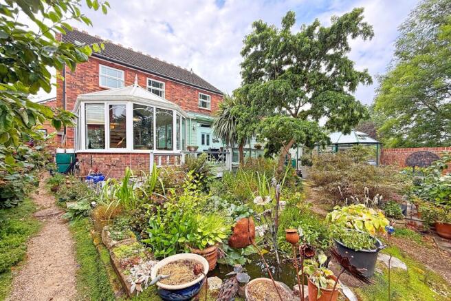 5 bed Detached for sale Image 9