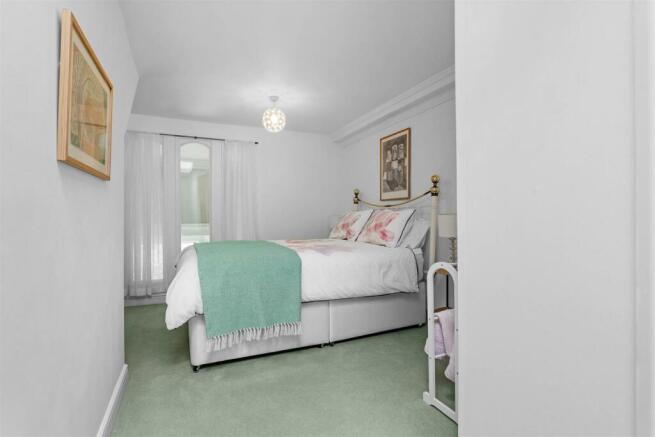 Flat 5 Whitbourne Hall - Bedroom 1.jpg