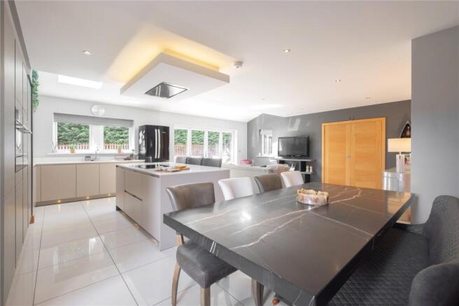 5 bed Detached for sale Image 12