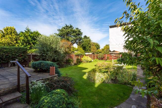 house-sailsbury-avenue-cheam-sutton-103.jpg