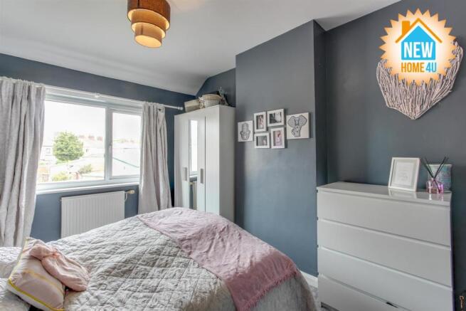 MAIN BEDROOM: