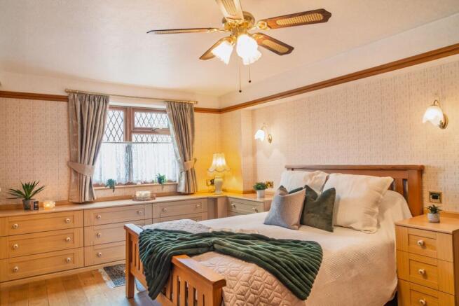 Master bedroom at No.6