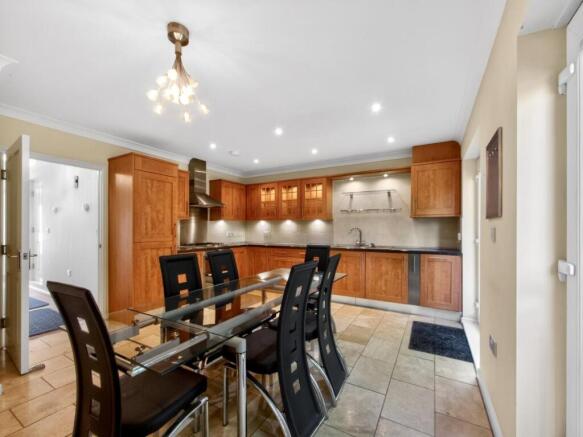 4 bed Town House for sale Image 4