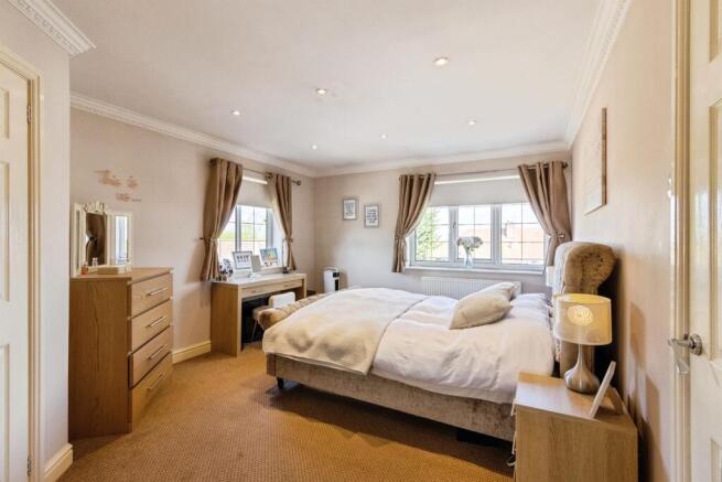 4 bed Detached for sale Image 11