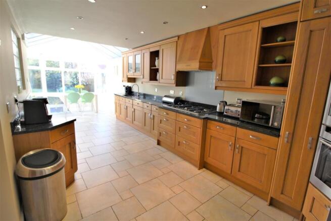 KITCHEN/BREAKFAST ROOM