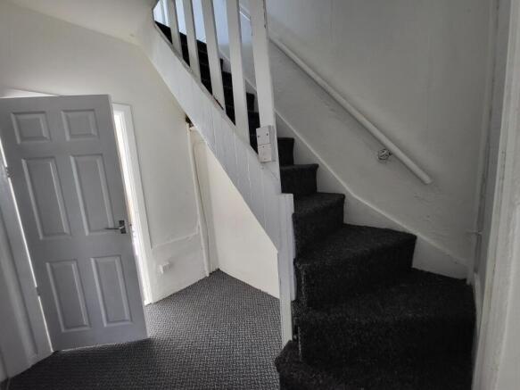 2 bed Terraced to rent Image 6