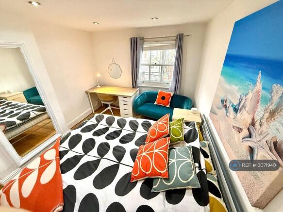 Room 4 Great Size Room With Teal Comfy Sofa!