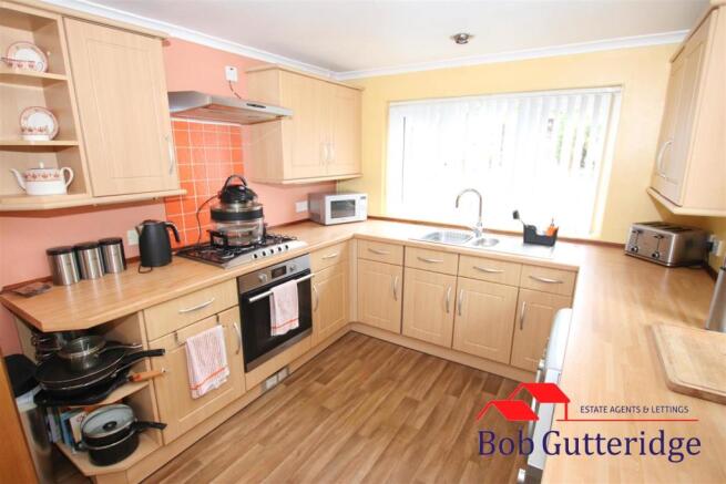 FITTED KITCHEN