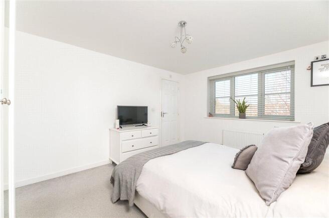5 bed Detached for sale Image 11