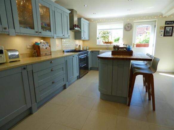 KITCHEN/DINING ROOM