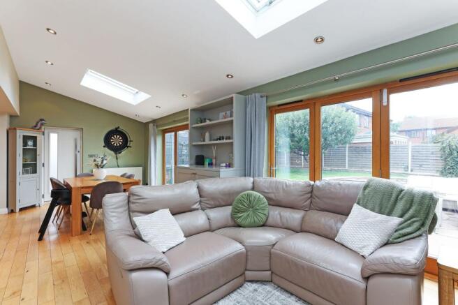 5 bed Detached for sale Image 4
