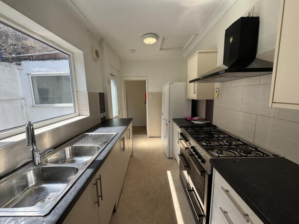 1 bed House Share to rent Image 2