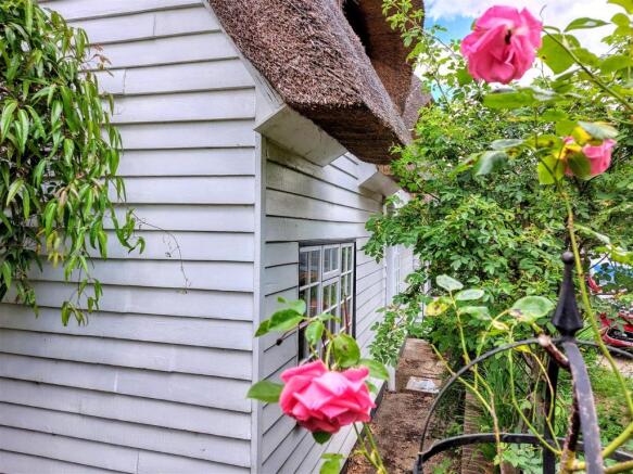 DELIGHTFUL SECLUDED REAR AND SIDE GARDENS