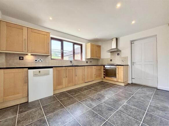 5 bed Link Detached House for sale Image 4