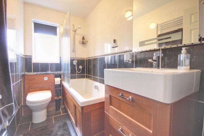 5 bed Detached for sale Image 9