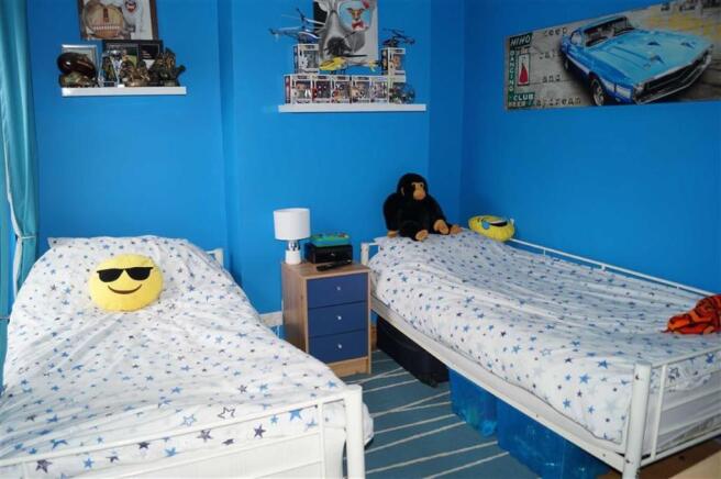 BEDROOM 3 (MIDDLE)