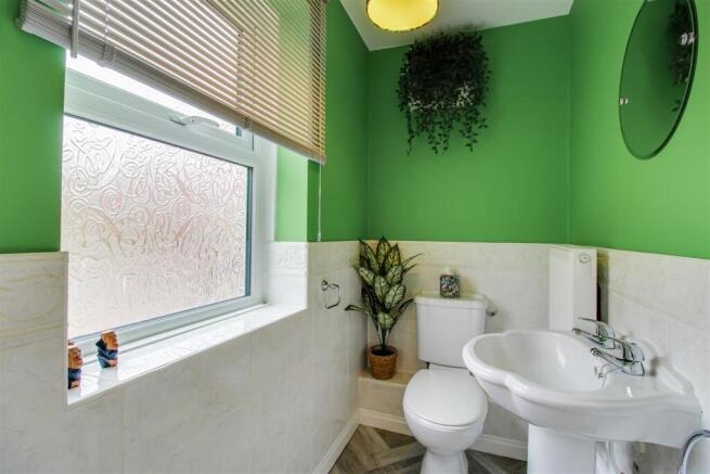 5 bed Detached for sale Image 7