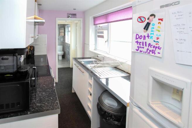 MODERN FITTED KITCHEN