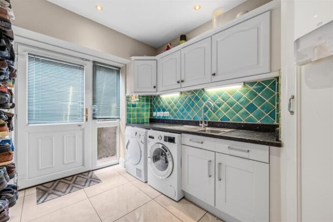 5 bed Detached for sale Image 11