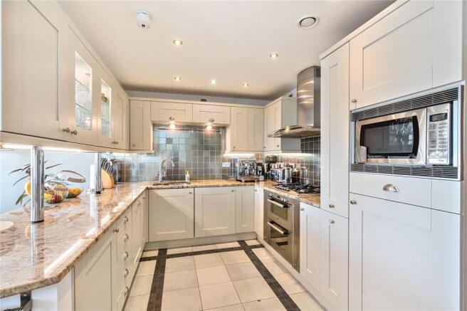 3 bed Apartment for sale Image 4
