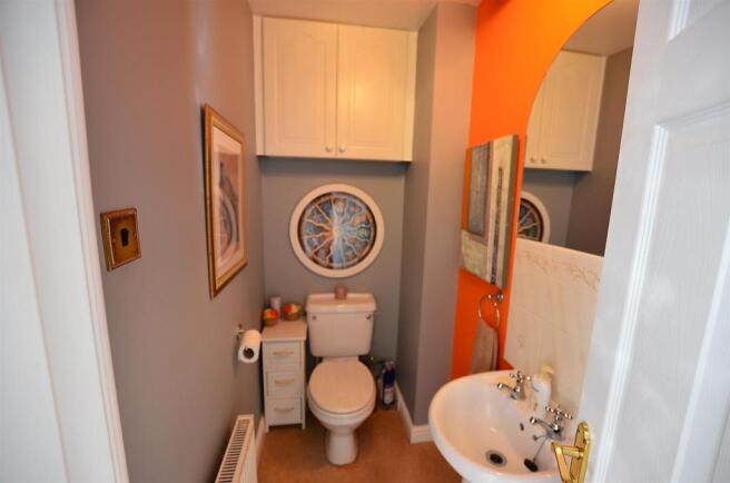 Guests' Cloakroom / Wc
